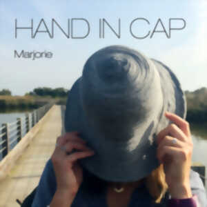 photo CHILL/ MARJORIE HAND IN CAP
