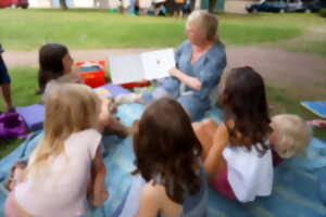 photo Lire dans l'herbe