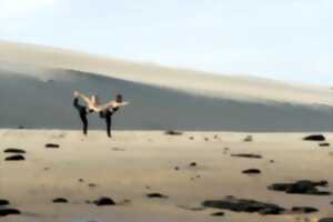 photo Yin Yoga dans le sable avec Tatiana