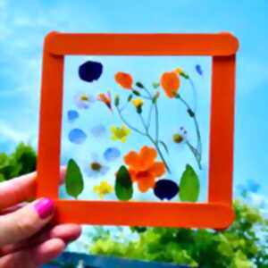 photo LES PETITS BIBLIOPHILES : CRÉATION D’UN « SUNCATCHER » AVEC DES FLEURS