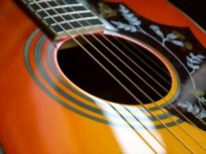 photo GUITARE EN PIRENEUS