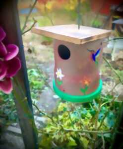 photo Décoration de mangeoires à oiseaux