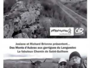 photo Vidéo conférence près de la cheminée