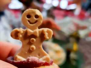 photo Décoration de biscuits de Noël au coin du feu (en famille)
