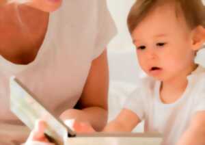 photo Bébé bouquine