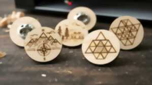 photo Design Numérique - Fabrication de pin's en gravure sur bois x Le Pixel