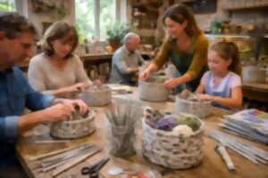 photo Création panier tissé avec du journal