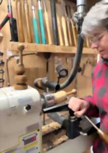 photo Démonstration de tournage sur bois : fabrication de cigognes excentriques