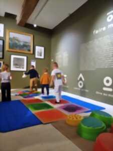 photo BÉBÉ AU MUSÉE