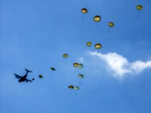 photo Journée festive et Grand parachutage