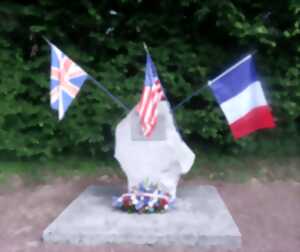 photo Cérémonie à l'aérostèle du A4 de La Cambe