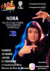 photo Nora, selfie d'une femme sous influence numérique