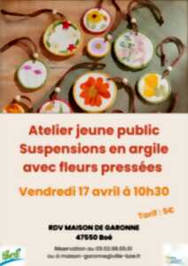 photo Atelier de suspensions en argile avec fleurs pressées