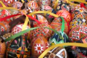 photo Vente d'oeufs de Pâques peints en bois