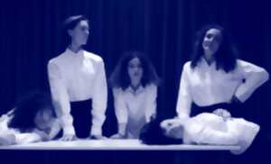 photo Un désir en jupes noires