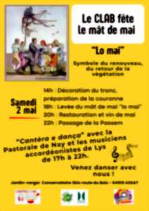 photo L'arbre de mai ou le mât de mai 