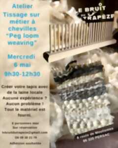 photo Tissage de la laine sur métier à chevilles