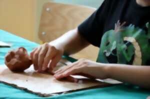 Création d'un pot préhistorique au musée