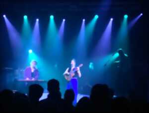 photo ANITA en concert pour le Folk Club de Cahors avec chanson pop électro