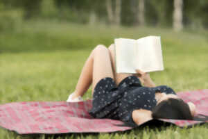 Lire sur l'herbe
