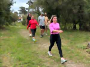 Marche sportive en forêt