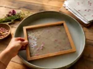 photo Fabrication de papier artisanal fleuri
