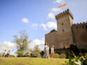 photo Le stand « tourisme & loisirs » Coteaux Béarn Madiran s’invite au Week-end de l'Histoire au château !