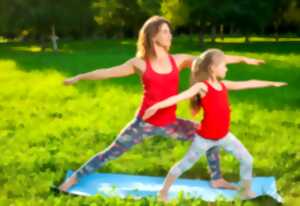 photo Yoga duo parent / enfant à la ferme
