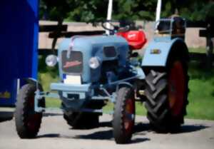 photo Exposition de tracteurs et d'outils anciens