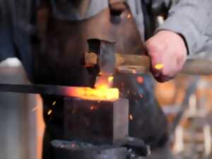 EN COULISSE, VISITE D'UN ATELIER DE FORGE ET DÉMONSTRATION FERRONERIE