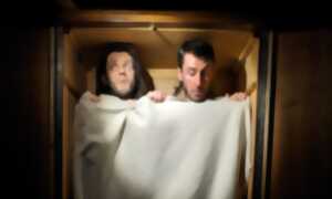 photo DEUX HOMMES DANS UN PLACARD