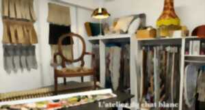 photo Dans l'atelier d'une tapissière : l'art de faire revivre un fauteuil