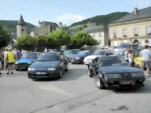 photo Montée de véhicules historiques à Saint Geniez d'Olt